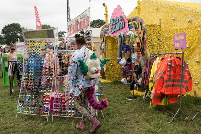 Un asistente mira los productos a la venta en el festival, el 26 de junio de 2019. 