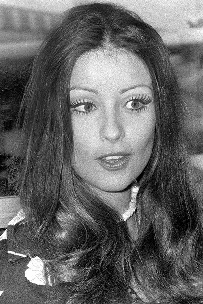 Una joven Muñoz, flamante ganadora de Miss Universo 1974, a su llegada a España procedente de Manila, en el aeropuerto de Barajas (Madrid).