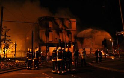 Los bomberos, ante un edificio en el municipio de Croydon, al sur de Londres. Las revueltas comienzan a extenderse a otras zonas de la capital.