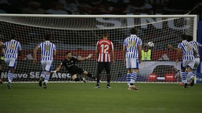 Oyarzabal en el lanzamiento de penalti que supuso el gol de la victoria para la Real.