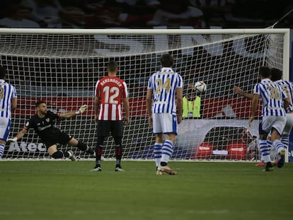 Oyarzabal en el lanzamiento de penalti que supuso el gol de la victoria para la Real.