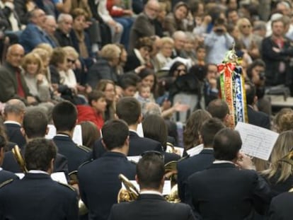 Interpretaci&oacute;n del &#039;Himne de Festes&#039; en la celebraci&oacute;n de los Moros y Cristianos de Alcoi.