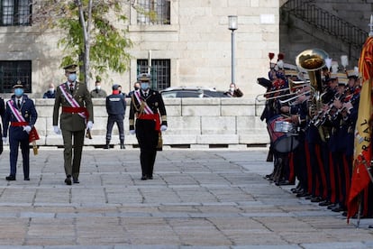 El rey Felipe VI a su llegada este martes, donde fue recibido con salvas, a la reunión del capítulo de la Real y Militar Orden de San Hermenegildo, celebrada en el Real Monasterio de San Lorenzo de El Escorial. La Orden fue instituida en 1814 por Fernando VII.