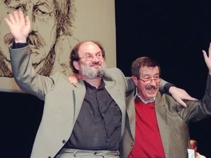 Salman Rushdie y Günter Grass, en la fiesta del 70 cumpleaños del escritor alemán celebrada en Hamburgo, en 1997.