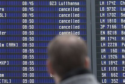 Un pasajero observa los vuelos cancelados en el aeropuerto de Múnich (Alemania) hoy, 27 de abril de 2016. Verdi ha convocado una huelga de trabajadores de servicios públicos para presionar a los empresarios para una tercera ronda de negociaciones salariales.