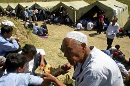 Un grupo de uzbekos comen en un campo de refugiados en Kirguizistán.