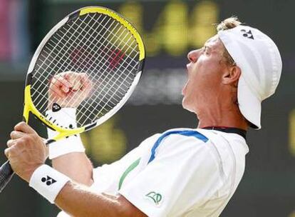 Lleyton Hewitt celebra su victoria sobre Bolelli.