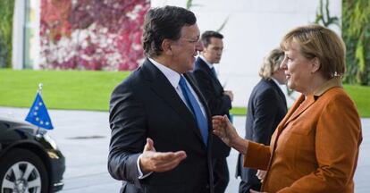 El presidente de la Comisi&oacute;n, Jos&eacute; Manuel Dur&atilde;o Barroso, y la canciller alemana, Angela Merkel.