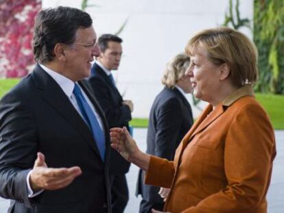 El presidente de la Comisión, José Manuel Durão Barroso, y la canciller alemana, Angela Merkel.