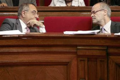 Los consejeros Joaquim Nadal y Antoni Castells ayer en el Parlament.