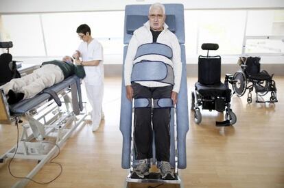 Juan Antonio Garc&iacute;a Mu&ntilde;oz, durante una sesi&oacute;n de rehabilitaci&oacute;n en la Fundaci&oacute;n del Lesionado Medular, en Madrid. 