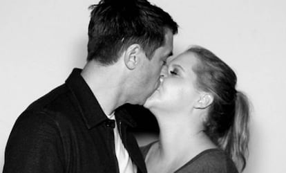 Amy Schumer y su novio Chris Fisher en una imagen de Instagram.