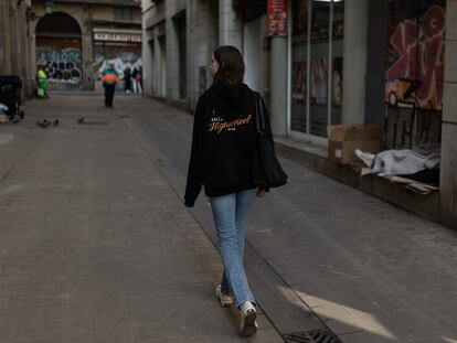 Una personas sin  hogar en el centro de Barcelona