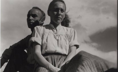 Autorretrato de Kati y José Horna, en la Ciudad Universitaria de México, hacia 1950. Imagen del archivo de la fotógrafa.