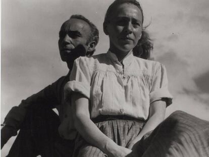 Autorretrato de Kati y José Horna, en la Ciudad Universitaria de México, hacia 1950. Imagen del archivo de la fotógrafa. 