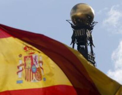 Una bandera del ondea frente a la sede del Banco de España