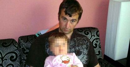 David Haines con su hija, en una imagen de Facebook.