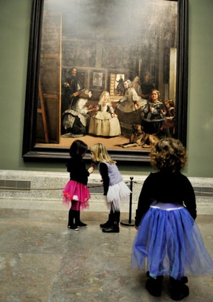 Alma, Luna y Martina (de espaldas) frente a <i>Las meninas</i> de Velázquez, en el Museo del Prado de Madrid. La pinacoteca dispone de audioguías infantiles (gratuitas para menores de 12 años al alquilar una del adulto acompañante) que explican hasta 20 obras del museo a los más pequeños. <a href="http://www.museodelprado.es" rel="nofollow" target="_blank">www.museodelprado.es</a>