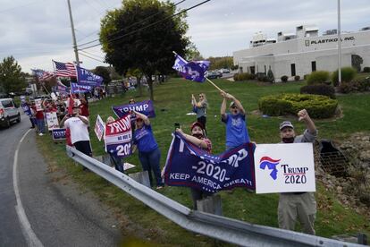 En carreteras por donde pasaba el autobús del candidato demócrata, Joe Biden, los seguidores de Trump lo recibían con consignas de aliento al presidente y su campaña.