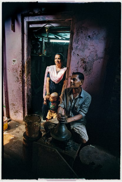 Hasmuk Tenke, de 38 años, trabaja la arcilla a la puerta de su casa, junto con su mujer y su hijo, en el sector dedicado a la cerámica del barrio de Dharavi.