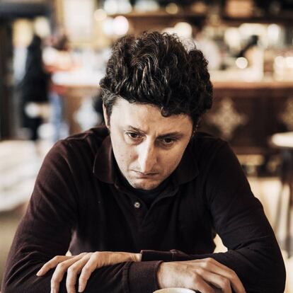 Jon Viar, en el Café Iruña de Bilbao.