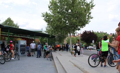 Varias familias del CEIP José Hierro el primer día de la iniciativa 'Al Cole en Bici', en Rivas-Vaciamadrid.