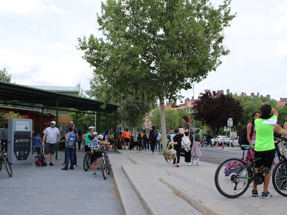 Varias familias del CEIP José Hierro el primer día de la iniciativa 'Al Cole en Bici', en Rivas-Vaciamadrid.