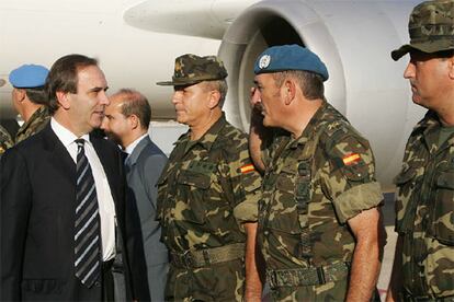 El Ministro de Defensa español, José Antonio Alonso, saluda a varios mandos del ejército español a su llegada al aeropuerto d Beirut.