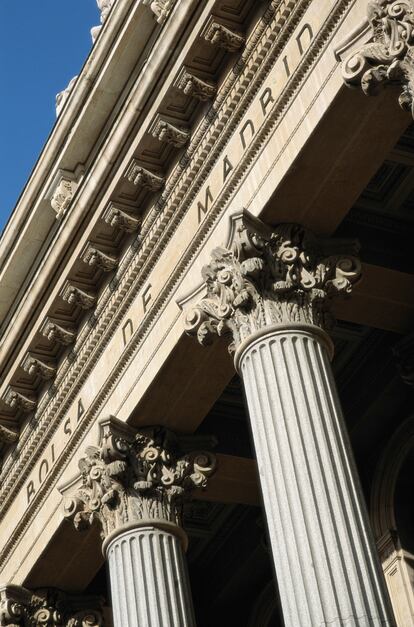 Detalle de la entrada del Palacio de la Bolsa de Madrid.