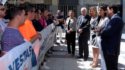 La ministra de Industria, Reyes Maroto, en una manifestación de los trabajadores por el cierre de Vestas la semana pasada.