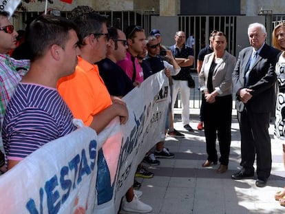 La ministra de Industria, Reyes Maroto, en una manifestación de los trabajadores por el cierre de Vestas la semana pasada.