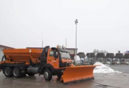 Los quitanieves esperan junto al peaje de la AP-68 tras haber quitado la nieve de las carreteras del puerto de Altube.