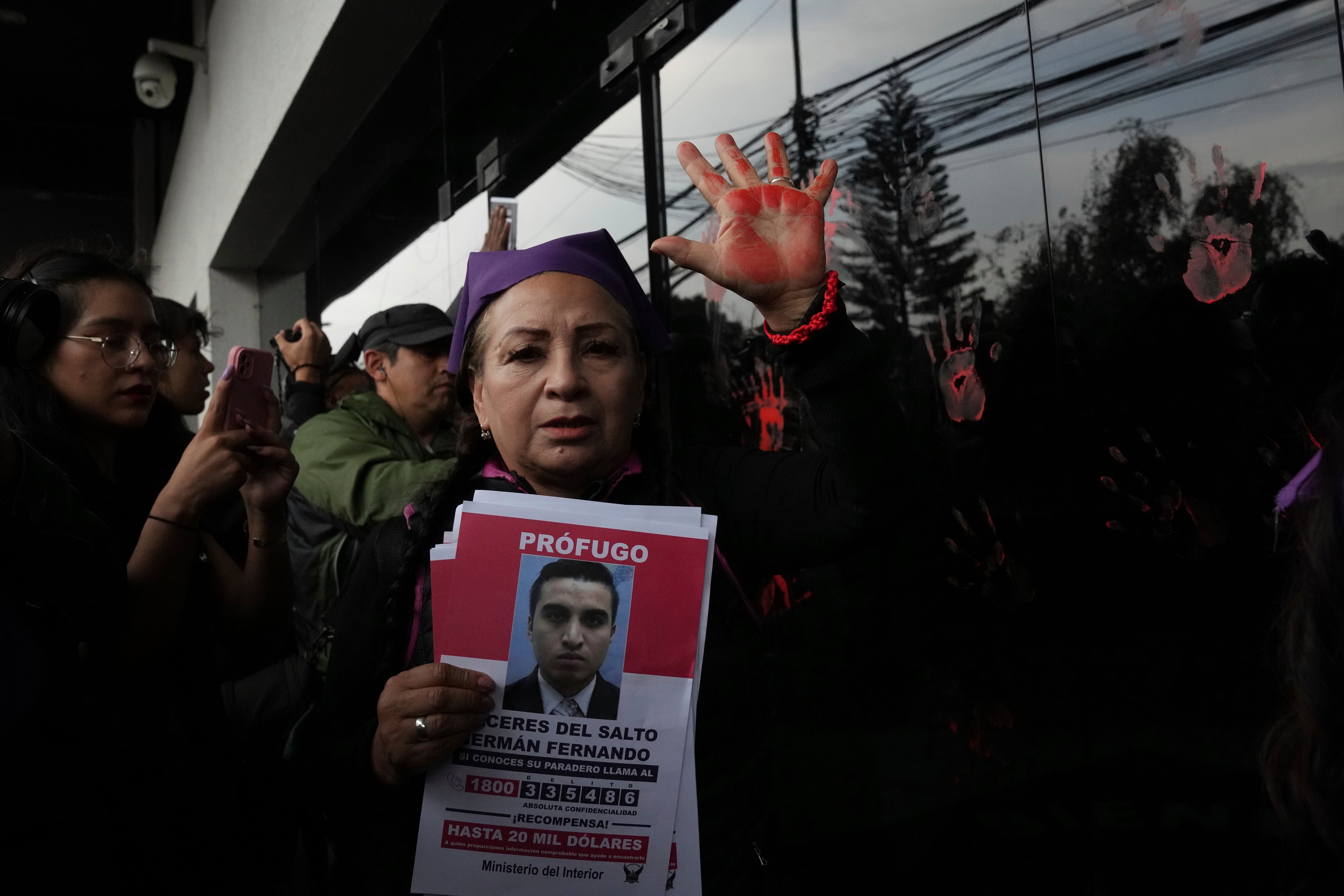 Mujeres protestan frente al Comando General de la Policía pidiendo justicia para María Belén Bernal, asesinada en Quito (Ecuador) en septiembre de 2022. 