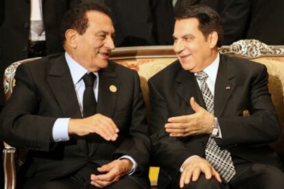 Hosni Mubarak (izquierda) y el expresidente de Túnez Ben Ali, en octubre de 2010.