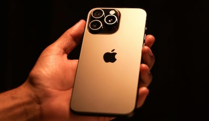 Trasera del teléfono iPhone 15 Pro de Apple