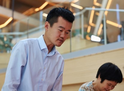 Liren Ding, junto a su madre, hoy en Stavanger