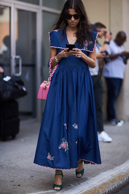 Un vestido vaquero puede ser tan elegante y romántico como este que luce Leandra Medine. La editora de Man Repeller acentúa el punto cursi del estilismo con bolso rosa y sandalias de tacón.