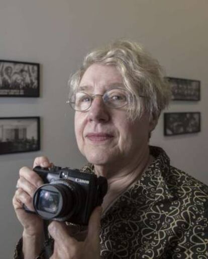 Martha Rosler, junto a sus fotograf&iacute;as de 1981 en la galer&iacute;a &Agrave;ngels Barcelona.