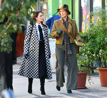 Charlotte y Miranda con dos 'looks' mucho más otoñales para otro de los episodios de esta tercera temporada.