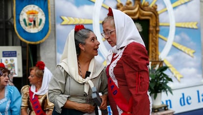 Mujeres vestidas de chulapas en las fiestas de La Paloma (Madrid). 