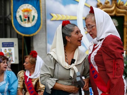 Mujeres vestidas de chulapas en las fiestas de La Paloma (Madrid).