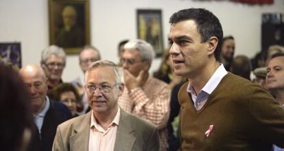 El secretario general del PSOE, Pedro S&aacute;nchez, durante su visita a una agrupaci&oacute;n socialista en la localidad madrile&ntilde;a de Coslada.