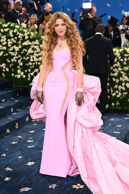 Shakira, galanın takım elbise giymeyi gerektiren kıyafet kuralına uymamayı tercih etti. Bunun yerine, yanlarda şeffaf paneller bulunan klasik pastel pembe bir elbise ve uyumlu dolgulu bir pelerin seçti. Amerikalı tasarımcı Prabal Gurung'un özel tasarımı,