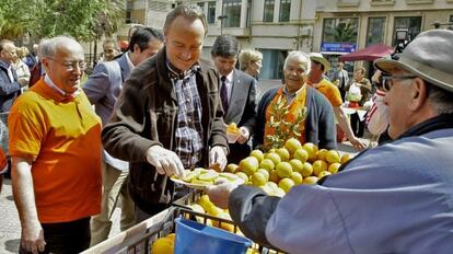 El presidente del Consell, Alberto Fabra, durante su visita ayer al Mercado de la Naranja de Castell&oacute;n.