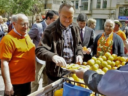 El presidente del Consell, Alberto Fabra, durante su visita ayer al Mercado de la Naranja de Castell&oacute;n.