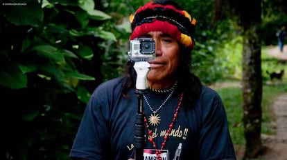 Domingo Ankuash con una cámara Gopro.