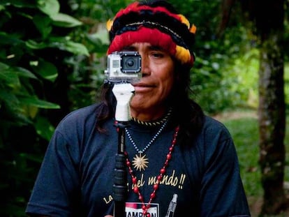 Domingo Ankuash con una cámara Gopro. 