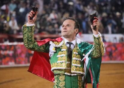 El diestro Antonio Ferrera, con las dos orejas del quinto toro de la tarde.