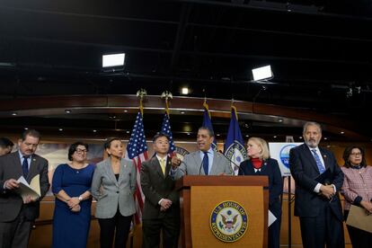 Adriano Espaillat (centro) habla sobre las órdenes ejecutivas de inmigración de Trump en el Capitolio, este jueves en Washington.