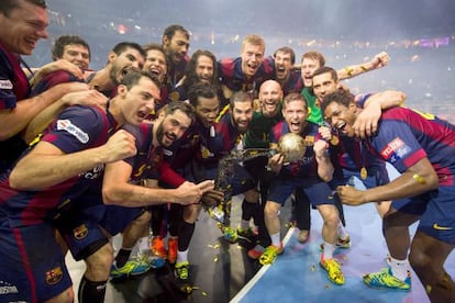 Los jugadores del Barça celebran el título en Colonia.